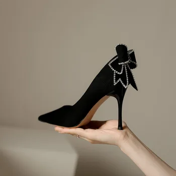 Женская обувь для женщин 2023, летняя бархатная элегантная женская обувь на высоком каблуке с острым носком, модные туфли на шпильке с хрустальным бантом и бантом.