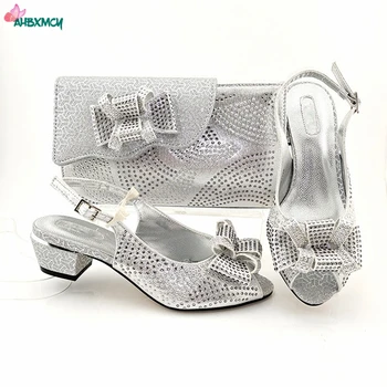 Красивые женские туфли, подходящая к ним сумка серебристого цвета, босоножки на босоножках со сверкающими кристаллами для свадебной вечеринки