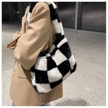 Роскошная женская сумка Зима 2023, Новая меховая сумка с рисунком в шахматном порядке, вместительная модная дизайнерская сумка-тоут, повседневные кошельки
