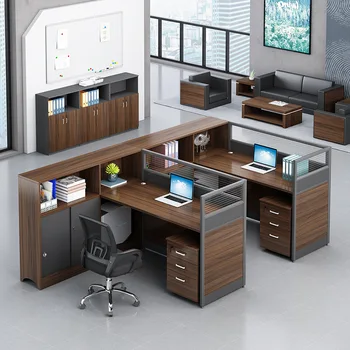 Сочетание офисных столов и стульев для персонала простое и современное. Офисный стол с перегородкой для персонала