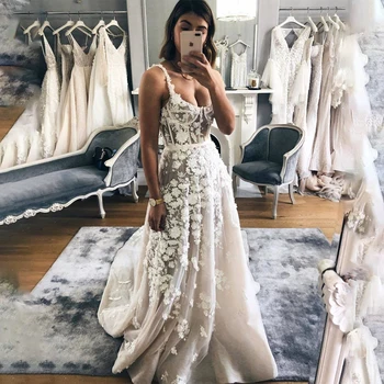Элегантное серое свадебное платье на тонких бретельках-спагетти и с 3D цветочными украшениями. Свадебные платья с аппликацией